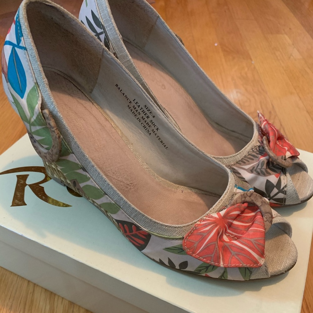 Restricted floral print wedge